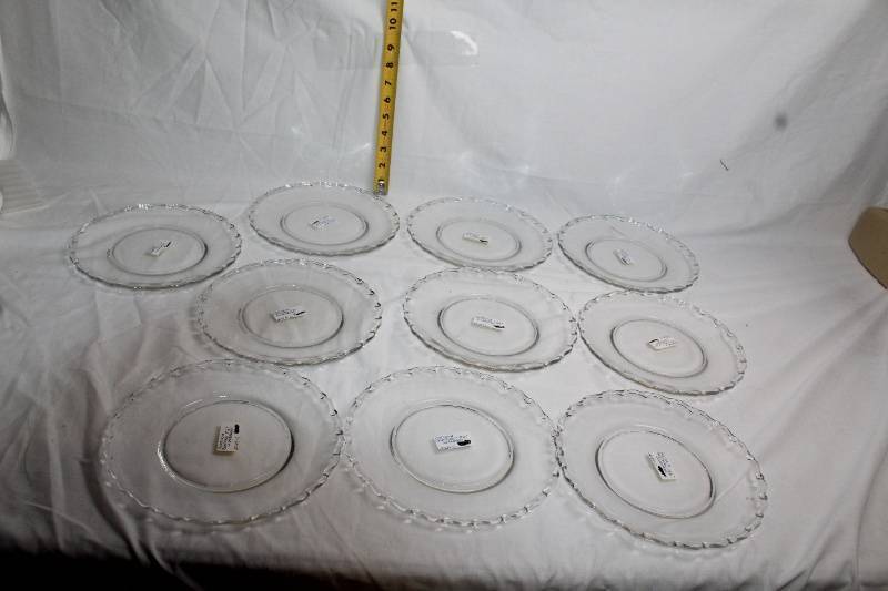 lot A-73 image: Set of 8 Fostoria Century 8.5 Luncheon Plates