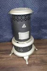 lot 2Y image: Antique Perfection Smokeless Oil Heater