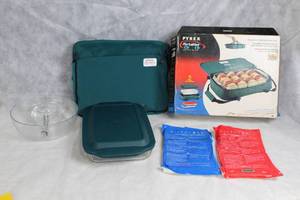 lot 18 image: Pyrex Portables Hot and Cold Food Carrier Set with Glass Dish and Ice Packs