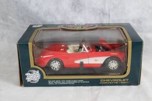 lot 32 image: 118 Scale Die-Cast Chevrolet Corvette (1957) Model Car