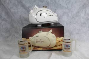 lot 33 image: Harley-Davidson Hog Cookie Jar and Mason City Iowa Mug Set
