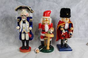 lot 56 image: Set of 3 Collectible Decorative Nutcrackers