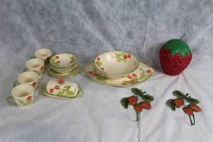 lot 75 image: Stangl Pottery Colonial Strawberry Tableware Set
