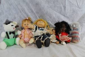 lot 102 image: Set of 7 Assorted Vintage and Modern Dolls