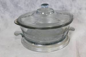 lot 104 image: Vintage Fire-King Oven Glass Casserole Dish with Lid