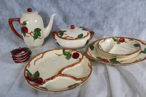lot 147 image: Franciscan Apple Dinnerware Collection