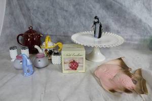 lot 175 image: Assorted Vintage Ceramic and Glass Decor Collection