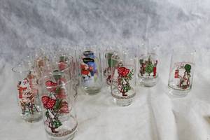 lot 191 image: Set of 15 Coca-Cola Christmas Glasses with Santa and Holiday Designs
