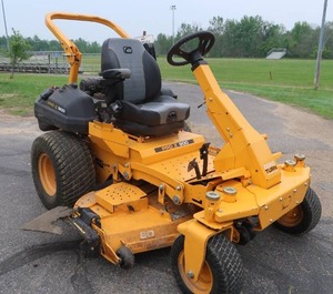 lot 2 image: CUB CADET PRO Z 900 ZERO TURN