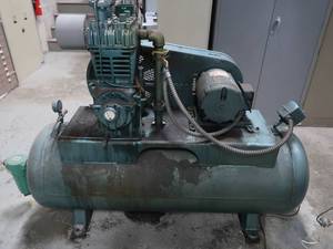 lot 7 image: INDUSTRIAL GOULD AIR COMPRESSOR