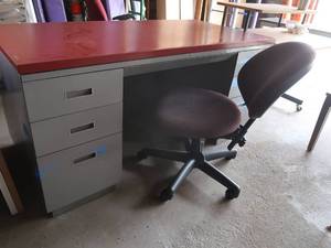 lot 38 image: METAL DESK AND CHAIR