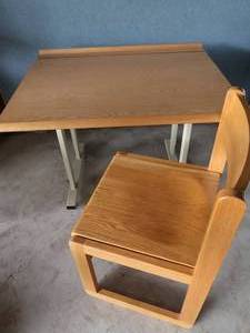 lot 55 image: SOLID OAK CHAIR  WOOD TOPPED COMPUTER TABLE
