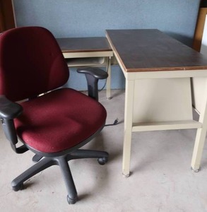 lot 56 image: BURGUNDY OFFICE CHAIR  L SHAPED TABLE