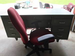 lot 59 image: METAL DESK AND CHAIR