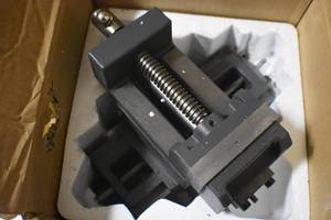 lot 29 image: WEN CV413 3.25 in. Compound Cross Slide Industrial Strength Benchtop and Drill Press Vise
