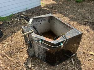 lot 11 image: Skid Steer 1 Yard Cement Bucket