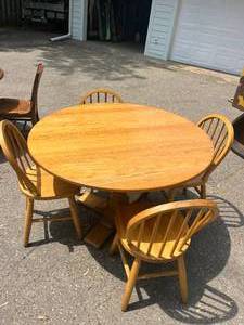 lot 18 image: Oak Table with 4 Chairs