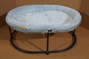 lot 157 image: Zorafoo Raised Small DogCat Bed - 23x17x9