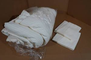 lot 172 image: Queen Comforter with 2 Pillow Cases - White
