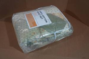 lot 190 image: Floral Bedspread & 2 Pillow Shams - King