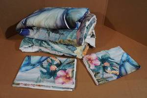 lot 207 image: Comforter with 2 Pillow Shams - Full