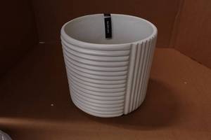 lot 23 image: Medium Multiline Matte White Pot - 9