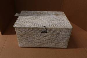 lot 32 image: Wicker Shelf Basket with Lid  - 12.5x8.5x5.5