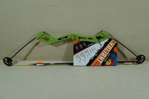 lot 80 image: Bear Valiant Youth Compound Bow - Ages 4-7 - Right Handed