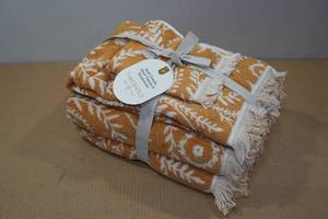 lot 77 image: Threshold Gold Towel and Washcloth Set