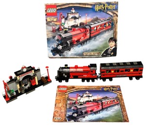 lot 004 image: LEGO Harry Potter Hogwarts Express  Year 2003
