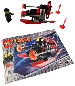 lot 024 image: LEGO Ogel Commander Striker  Year 2001