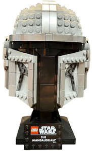 lot 035 image: LEGO Star Wars The Mandalorian Helmet  Year 2022