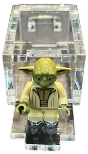 lot 030 image: LEGO Star Wars Jedi Master Yoda MINIFIGURE in Custom Made Enclosed Minifigure Case