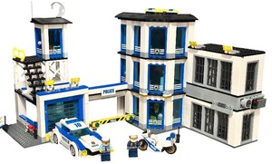 lot 103 image: LEGO City Police Mobile Command Center Truck  Year 2017