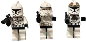 lot 132 image: LEGO Star Wars Clone Trooper MINIFIGURE with Weapons - Qty 3