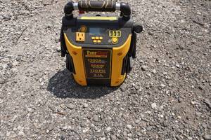lot 29 image: Everstart Brand Maxx 1500 amp Power Pack Jump Starter
