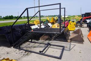lot 19 image: Brand New Equipment Loading Step Platform