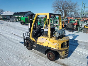 lot 14 image: 2005 Hyster Model H60FT 3 Stage LP Fork Lift