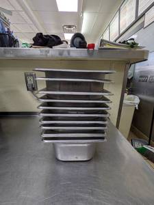 lot 14 image: (10) BROWN 188 STAINLESS STEEL 22134 PANS