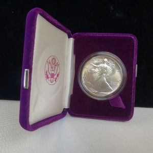 lot 32 image: AMERICAN EAGLE 1 0Z SILVER PROOF  IN CASE  EXCELLENT CONDTION 