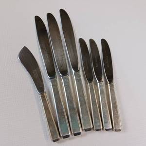 lot 87 image: 7 PIECE COLLECTION OF STERLING SILVER KNIVES BLADES ARE STAINLESS SILVER   HANDLES HAVE APPROX 1OZ SILVER IN EACH  TOTAL WEIGHT OF 350 GRAMS