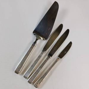 lot 88 image: 4 PIECE COLLECTION OF STERLING SILVER FLATWARE BLADES ARE STAINLESS SILVER   HANDLES HAVE APPROX 1OZ SILVER IN EACH  TOTAL WEIGHT OF 296 GRAMS