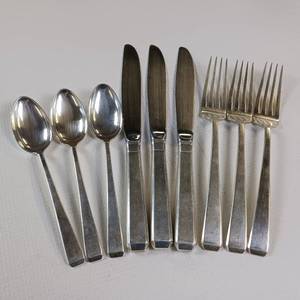 lot 89 image: 9 PIECE SET OF STERLING SILVER FLATWARE  3 SPOONS  3 FORKS   3 KNIVES TOTAL WEIGHT OF 428.5 GRAMS