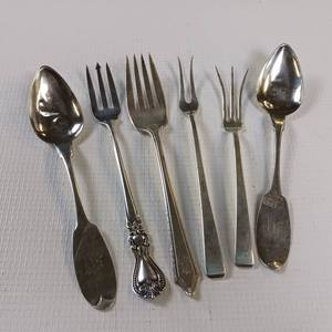 lot 93 image: 6 PIECE COLLECTION OF MISC. SOLID STERLING SILVER FLATWARE  FORKS AND  SPOONS   TOTAL WEIGHT OF 114 GRAMS