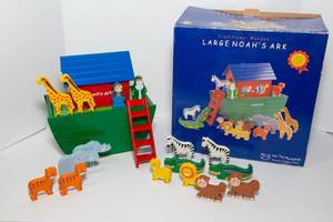 lot 19 image: Traditional Wooden Large Noahs Ark Toy