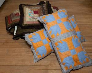 lot 22 image: Handmade Quilted Items