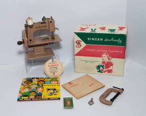 lot 43 image: Vintage Singer Sewhandy Childs Sewing Machine