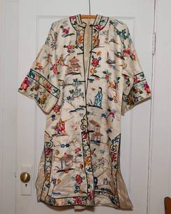 lot 97 image: Vintage Cream Silk Kimono with Colorful Embroidery