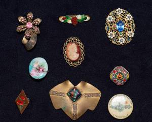 lot 101 image: Vintage and Antique Brooches
