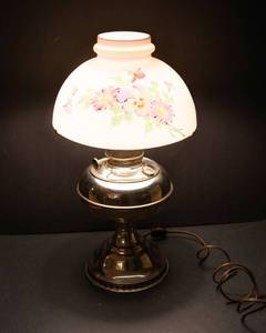 lot 146 image: Vintage Floral Lamp  18 Tall